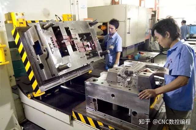 工厂老师傅为何拒绝带徒弟？多给钱也不愿，模具制造背后的师徒困境